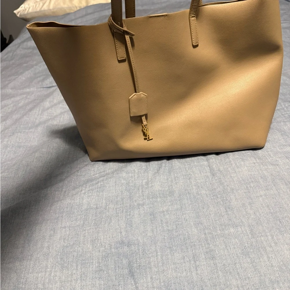 Shopping Saint Laurent in Dark Biege - Picture 2 of 12